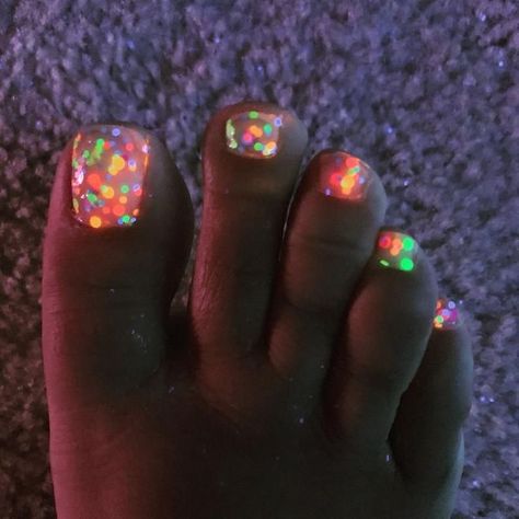 Colorful Shorties Nails, Confetti Nail Polish, Confetti Nails Acrylic, Neon Pedicure Toenails, Nail Designs With Dots, Rainbow Pedicure, Cute Pedicure Ideas, Rainbow Toe Nails, Neon Pedicure