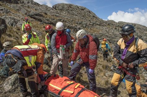 Wilderness Medicine Courses Save Lives in the Backcountry | Outdoor Life Wilderness First Responder, Wilderness First Aid, Red And Black Jacket, First Aid Course, Medical Training, American Red Cross, Save Your Life, Popular Science, Search And Rescue