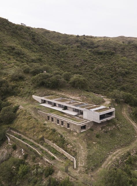 Earth Sheltered Homes, Slope House, Earth Sheltered, Underground Homes, Concrete Home, Middle Of Nowhere, Concrete House, Green Architecture, Earthship