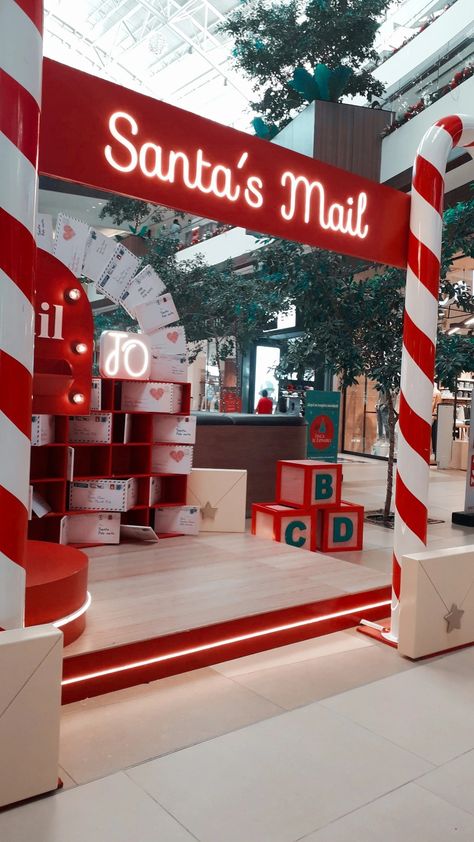 Christmas Activation Ideas, Mall Christmas Decorations, Christmas Activation, Ideas Decoracion Navidad, Christmas Toy Shop, Christmas Marketing, Christmas Booth, Santa Mail, Decoration Evenementielle