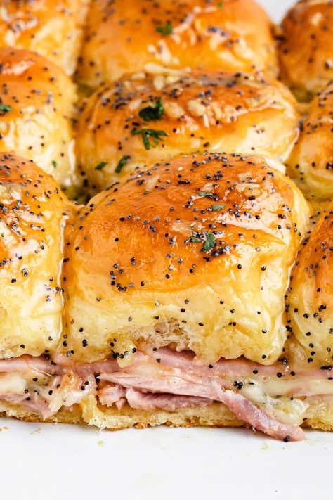 Soft Hawaiian rolls are stuffed with deli ham and Swiss cheese, then covered in a tangy honey-mustard glaze with poppy seeds and baked until golden-brown. These definitely aren't your average Ham and Cheese Sliders! Ham Delights, Dinner List, Hawaiian Sliders, Ham And Swiss Sliders, Ham Cheese Sliders, Ham Sliders, Hawaiian Roll Sliders, Ham And Cheese Sliders, Homemade Honey Mustard