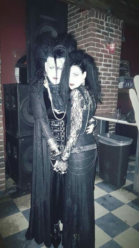 Trad Goth 90s, 80s Goth Prom, Goth Vintage Outfits, Glam Goth Outfits, Goths 80s, 80s Goth Outfits, Trad Goth 80s, Batcave Goth, 80s Trad Goth