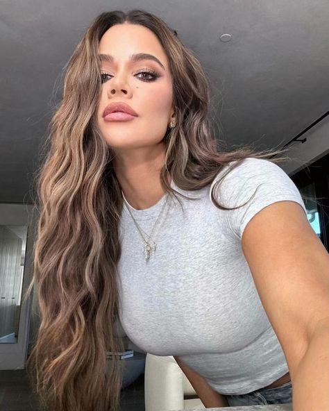 Khloé Kardashian Wore A Sheer Mini With A Carrie Bradshaw Fave Khloe Kardashian Hair, Frontal Wig Body Wave, Kardashian Hair, Highlight Color, Ombre Highlights, Khloé Kardashian, Haircuts For Wavy Hair, Curly Bob Hairstyles, Ombre Hair Color