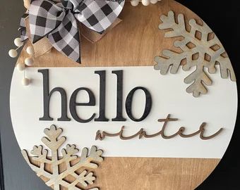 Winter door sign | Etsy Lazer Engraver Ideas, Money Hobbies, Winter Front Door Decor, Round Signs, Bunny Door Hanger, Door Hangers Diy, Door Signs Diy, Wood Wreath, Summer Door Hanger