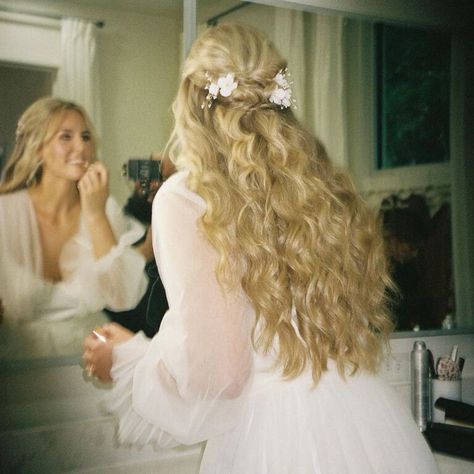 Stunning options that will highlight your beautiful texture. Messy Curls Wedding Hair, Wedding Hair Princess, Curly Hairstyles For Wedding, Wedding Hairstyles For Curly Hair, Blonde Wedding Hair, Wedding Day Hair, Wedding Hair Trends, Natural Wedding Hairstyles, Wedding Eye Makeup