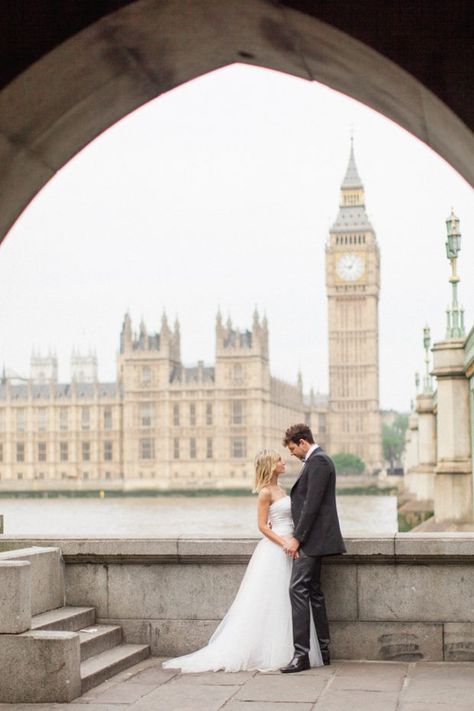 Couples City, London Couple, Photoshoot London, London Photoshoot, Anniversary Shoot, London Bride, Bride Pictures, Wedding Picture Poses, Save The Date Photos