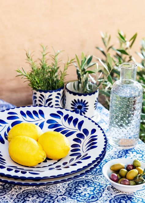 Mediterranean Dinner Party Table Settings, Mediterranean Plates Decor, Garden Dining Table Decor, Blue And White Mediterranean Kitchen, Blue And White Patio Ideas, White Blue Porcelain, Blue And White Mediterranean Decor, Mediterranean Dishware, Mediterranean Table Decor