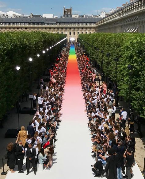 The spectacular rainbow runway of @LouisVuitton Spring/Summer 2019, symbole of diversity. Regram @la_mode_en_images_official. Fashion Runway Stage, Fashion Show Stage Design, Runway Stage, Virgil Abloh Louis Vuitton, Fashion Show Design, Catwalk Design, Catwalk Models, Fashion Runway, Louis Vuitton Men