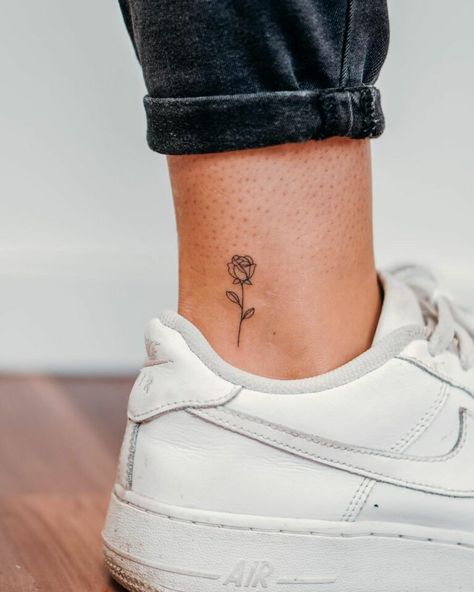 10 Best Minimalist Flower Tattoo Ideas You Have To See To Believe! | Outsons | Men's Fashion Tips And Style Guides Minimalist Flower Tattoo, Rosen Tattoo Frau, Cute Ankle Tattoos, Flower Tattoo Ideas, Rose Tattoos For Women, Small Rose Tattoo, Ankle Tattoos For Women, Ankle Tattoo Small, Petite Tattoos