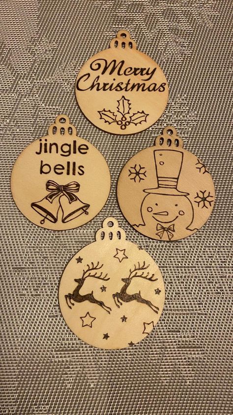 Pyrography Christmas Ornaments, Christmas Pyrography, Pyrography Christmas, Bauble Designs, Pyrography Ideas, Engraved Christmas Ornaments, Traditional Christmas Cards, Wooden Christmas Tree Decorations, Pyrography Patterns