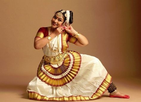 Mohiniattam-1 Indian Dance Costumes, Indian Classical Dancer, Bharatanatyam Poses, Dance Of India, Kovalam, Saree Draping Styles, Indian Classical Dance, Dance Event, Thiruvananthapuram