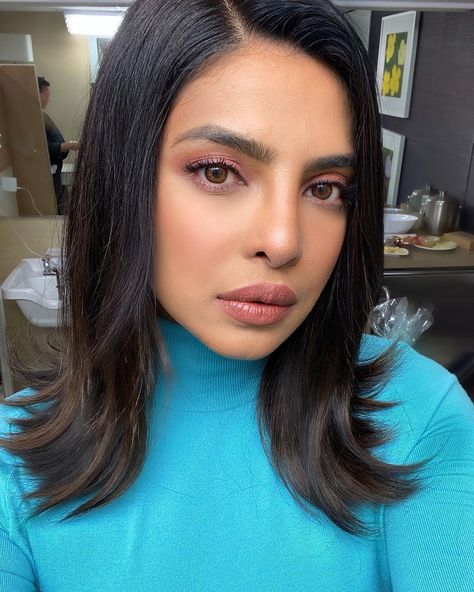 Priyanka Chopra Hair Clips 90s, Lob Hairstyle, Lob Haircut, 90s Hairstyles, Celebrity Hair Stylist, Hair Flip, Sleek Ponytail, Retro Hairstyles, Priyanka Chopra