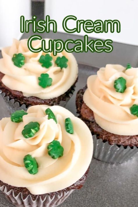 Chocolate Irish Cream Cakes - delicious chocolate cupcakes with Irish cream butter cream frosting. So delicious and a great way to celebrate St. Patrick's Day Irish Cream Cupcakes, Baileys Cupcakes, Irish Cream Cake, Butter Cream Frosting, Cream Cupcakes, Cream Butter, Cream Cakes, Easy Cupcakes, Chocolate Cake Mixes