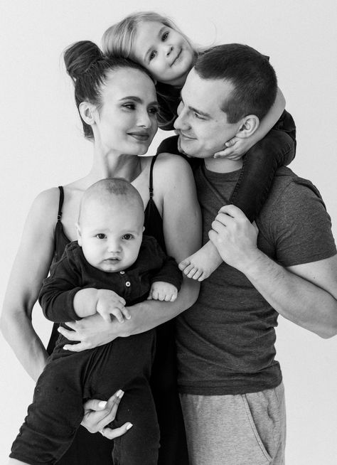 Family Of Four Studio Photoshoot, Self Shoot Studio Poses Family, Family Of 4 Studio Poses, Simple Family Portrait, Studio Family Of 4 Portraits, Cream And Black Family Picture Outfits, Family Portrait Poses Indoor, Family Photo Shoot Indoor, Family Portrait Indoor