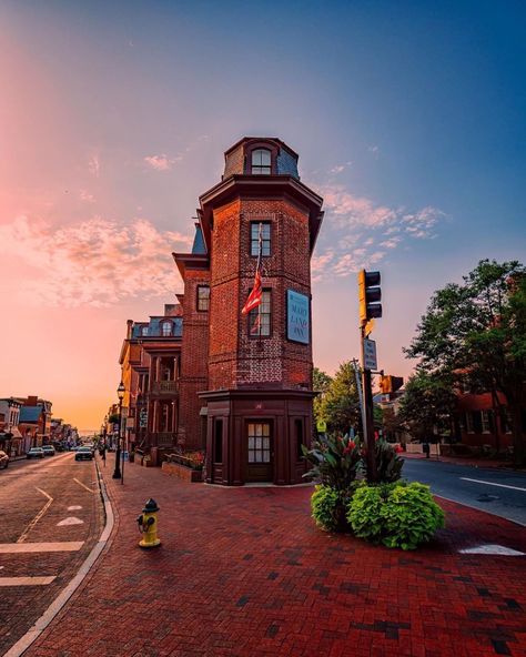 Visit Annapolis on Instagram: “The beautiful historic Maryland Inn is just glowing in perfection. #visitannapolis📷: @adam_brockett⁠ ⁠ ⁠ ⁠ ⁠ ⁠ ⁠ #mdinfocus #visitannapolis…” Annapolis Maryland Aesthetic, East Coast Aesthetic, Coast Aesthetic, Annapolis Maryland, Party Inspo, Coastal Towns, United States Travel, Beautiful Sunset, Travel Vacation