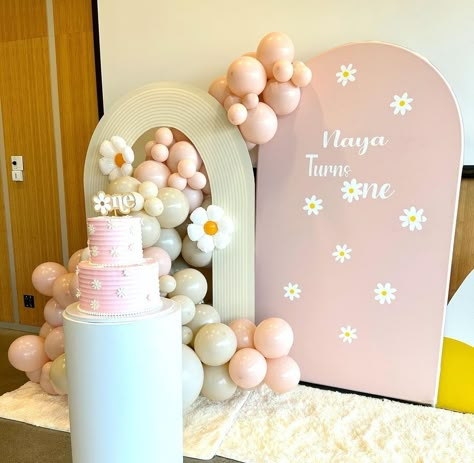 Decor by Amrit | Daisy theme First birthday decor for little Naya @dimple._dhillon ———————————————————————————————- For enquiries and booking please… | Instagram Daisy Theme One Birthday, Simple 1st Birthday Decorations, Flower Party Themes, Daisy Theme, First Birthday Decor, Theme First Birthday, Baby Birthday Photoshoot, Simple Birthday Decorations, Surrey Bc