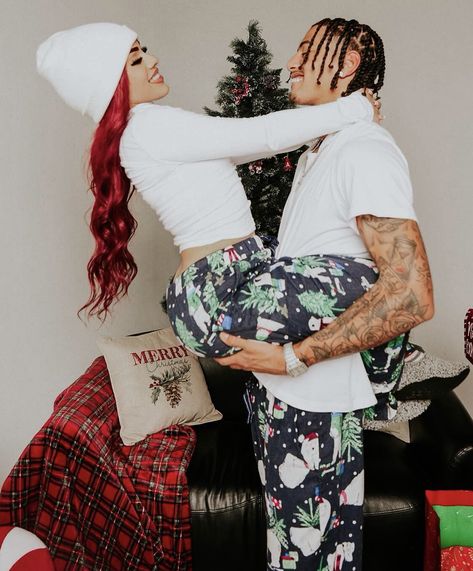 Match Christmas Pajamas Couples, Photoshoot Outfits Couple, Christmas Photoshoot Outfits, Couples Holidays, Matching Christmas Pajamas Couples, Christmas Fashion Photography, Cute Christmas Pajamas, Christmas Couple Photos, Christmas Couple Pictures