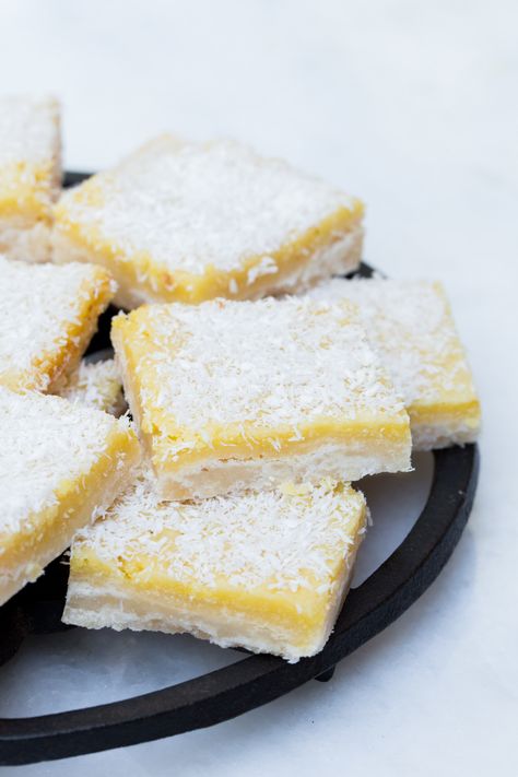 Paleo Lemon Bars - Anti-inflammatory expert shares her insight healing inflammation with food. The common casues and symptoms of chronic inflammation and how food plays role Dairy Free Lemon Bars, Gluten Free Lemon Bars, Inflammation Recipes, Anti Inflammation Recipes, Inflammatory Recipes, Lemon Bar, Dessert Sans Gluten, Inflammation Diet, Lemon Bars Recipe