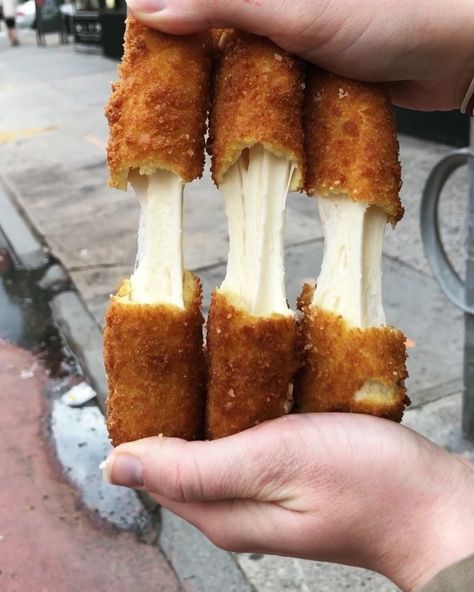 For our next trick, we‘ll pull cheese out of mozzarella sticks 🎩✨ . 📷 These mozzarella sticks from @staxsportsbar are the BIGGEST we’ve… | Instagram Pizza Cooking, Pumpkin Crisp, Food Hub, Water Food, Food Tags, Mozzarella Sticks, Dessert Pizza, Food Therapy, Food Channel