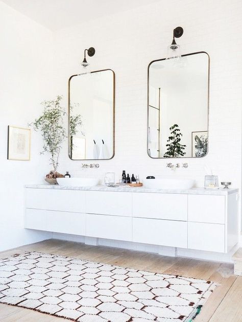 Tour+an+Interior+Designer’s+Ultra-Cool+Malibu+Farmhouse+via+/mydomaine/ Wood Floor Bathroom, His And Hers Sinks, Malibu Home, Bad Inspiration, Bathroom Trends, Bathroom Remodeling, Bathroom Renos, Decor Tips, Beautiful Bathrooms