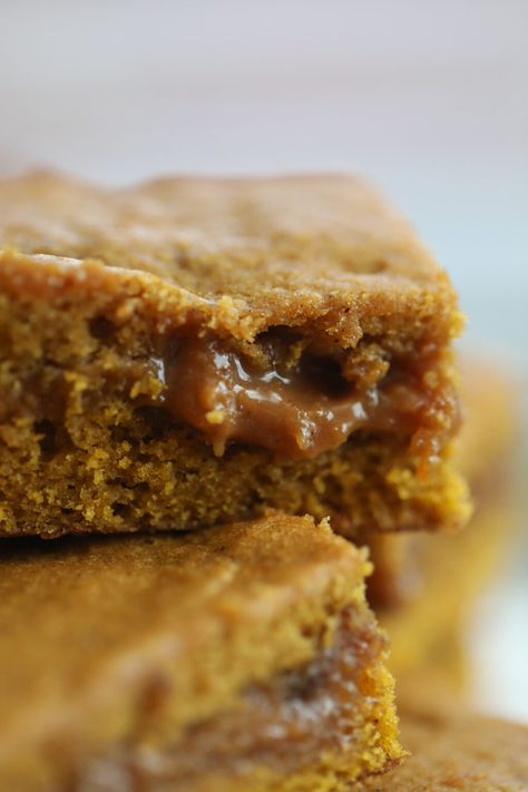 pumpkin blondie with caramel in the center Caramel Blondies, Pumpkin Blondies, Caramel Blondie, Homemade Garlic Butter, Caramel Pumpkin, Homemade Garlic Bread, Soft Caramel, Pumpkin Caramel, Pumpkin Dessert