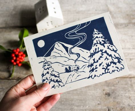 Linolschnitt Winterlandschaft Karte Original Linoldruck Weihnachtskarte mit Snowy Mountain Design Wiederverwendbare Weihnachtskarte Druckfehler Mind - Etsy.de Christmas Card Ideas Linocut, Winter Scene Cards, Screen Print Christmas Cards, Lino Printed Christmas Cards, Artsy Christmas Cards, Hand Drawn Holiday Cards, Linocut Holiday Card, Christmas Cards Lino Print, Christmas Card Linocut