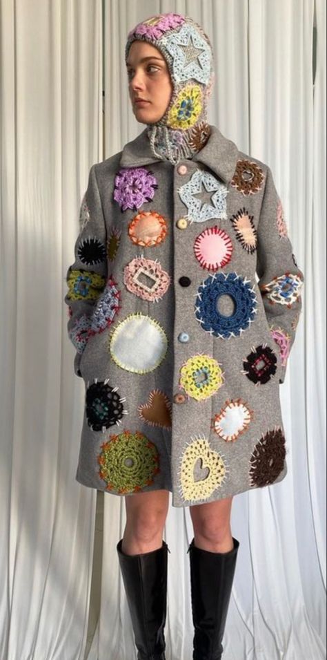 Patched Clothes, Rainbow Academia, Crochet Runway, Diy Winter Clothes, Crochet Appliqué, Wool Ideas, Applique Jacket, Art Crochet, Quilt Coat