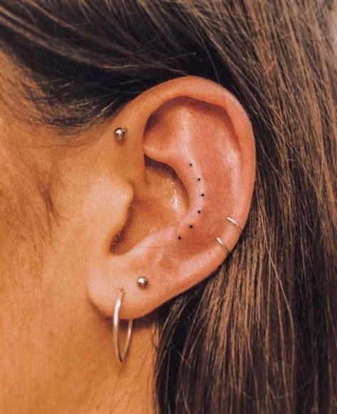 Ušný Piercing, Piercings Oor, Dot Tattoos, Simple Tattoo Designs, Cute Ear Piercings, Diamond Shape Earrings, Cute Piercings, Lobe Piercing, Daith Piercing