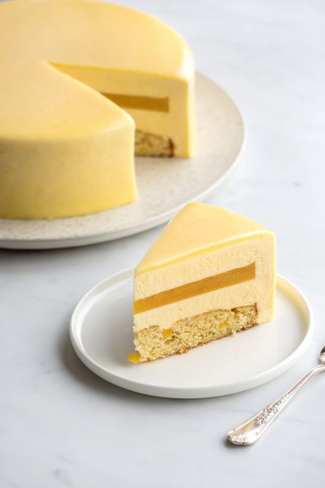 Entremets mangue - Empreinte Sucrée Entremet Recipe, Mango Desserts, Mousse Cake Recipe, Fruit Pastries, Mango Dessert, Desserts With Biscuits, Modern Cakes, Fancy Desserts, Vegan Ice Cream