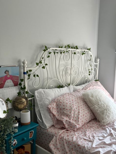 White Wire Bed Frame Aesthetic, Metal Bedframe Aesthetic, Wire Bed, White Metal Bed, Tumblr Room Decor, Girly Room Decor, Pinterest Room Decor, Girly Room, Iron Bed