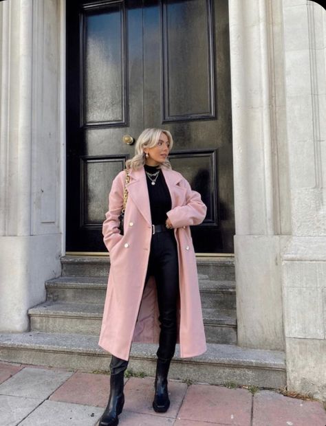 Pink Winter Coat Long, Pale Pink Coat Outfits, Pink Coat Winter Outfit, Pink Pea Coat Outfit, Light Pink Trench Coat Outfits, Outfit With Pink Coat, Light Pink Coat Outfits Winter, Pink Long Jacket Outfit, Pink Trench Coat Outfit Winter