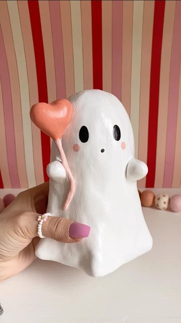 Cute Ghost Sculpture, Cute Ghost Clay Art, Fall Clay Sculptures, Ghost Clay Sculpture, Polymer Clay Ghosts, Ghost Clay Art, Cute Ghost Decor, Clay Ghost Diy, Cute Easy Clay Ideas