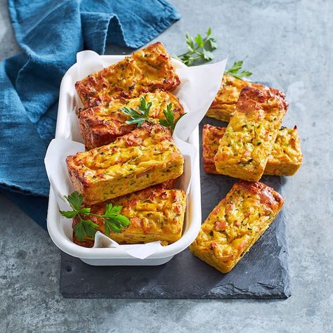 Sarah's mini zucchini loaves | Healthy Recipe | WW Australia Easy Zucchini Slice, Weight Watchers Zucchini, Zucchini Loaf, Cake Courgette, Muffin In A Mug, Ww Recipe, Zucchini Slice, Mini Loaf, Recipe 30