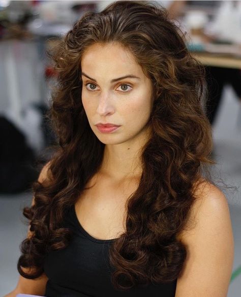 Heida Reed sitting for her original makeup test for Elizabeth in Poldark…By Pippa Woods Heida Reed Poldark, Elizabeth Poldark, Poldark Elizabeth, Heida Reed, Poldark Cast, Ross And Demelza, Ross Poldark, Female Images, Film Serie