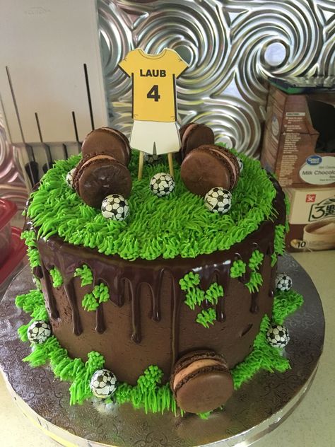 Oreo Soccer Cake, Chocolate Soccer Cake, Chocolate Football Birthday Cake, Buttercream Football Cake, Chocolate Football Cake, Recipe For Cake Pops, Soccer Drip, Rugby Cake, Chocolate Footballs