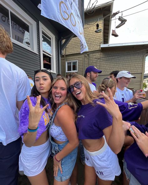 Uw Gameday Outfit, College Hoco Outfits Football, Uw Game Day Outfits, Ecu College Aesthetic, Hoco Football Game Outfit, Uw Aesthetic, University Of Washington Aesthetic, Colleges Aesthetic, Uw Football