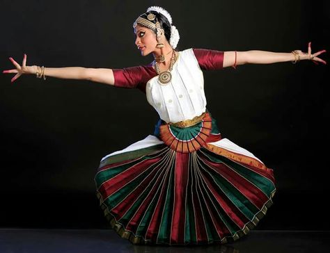 Inni Bharatanatyam Costume, Bharatanatyam Dancer, Indian Classical Dancer, Bharatanatyam Poses, Dance Of India, Dance Pose, Indian Classical Music, Indian Classical Dance, Traditional Dance