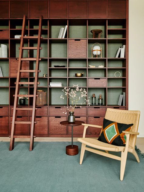 A Japanese-Inspired Interior in Berlin - Mid Century Home Japanese Bookshelf, European Living, Mid Century Office, Living Tv, Asian Homes, Japanese Interior, Japan Design, Home Decorating Ideas, Mid Century House