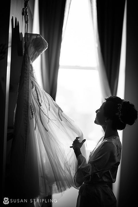 Bride happily looking at her wedding dress. Brooklyn Botanical Garden Wedding, Brooklyn Botanical Garden, Botanical Garden Wedding, Botanical Gardens Wedding, Wedding Picture Poses, Pose Fotografi, Foto Tips, Wedding Photos Poses, Bride Photo