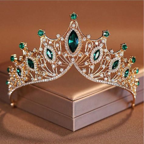 Baroque Style Crown Elegant Bright Rhinestone Queen Tiara Weddingbride Hair Ornament Crown Party Princess Headdress New With Tag. Perfect For Any Party Occasion, Wedding, Bridal, Sweet 15th And More. Details Color: Green Style: Casual, Elegant Material: Zinc Alloy Size & Fit Product Measurements In Size Height Width One-Size 3.1 5.9 Princess Tiaras Aesthetic, Quincenera Crown, Fantasy Crown Queens, Emerald Green Crown, Pretty Crowns, Fantasy Tiara, Fantasy Crowns, Princess Headdress, Wedding Bride Hair