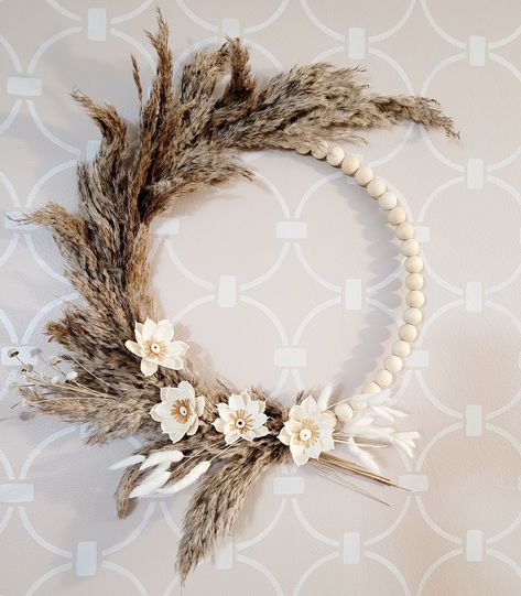 Boho wreath, Dried pampas and wood flowers wreath, Boho wall décor #WoodFlowersWreath #NaturalPampas #BohoDécor #DriedPampasWreath #BohoWallDécor #MantelWreath #WallDécor #BohoWreath #NaturalWreath #NeutralWreath Boho Feather Decor, Wire Wreaths, Cowboys Wreath, Grass Wreath, Window Wreath, Boho Wreath, Dried Pampas, Flowers Wreath, Dried Flower Wreaths