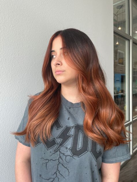 Dark Root Auburn Hair, Orange Brown Balayage, Brown To Orange Balayage, Auburn Hair Medium Length, Copper Balayage On Dark Hair, Red To Brown Hair Before And After, Baby Lights Cobrizo, Copper Hair Dark Roots, Dark Roots Hair Color Ideas