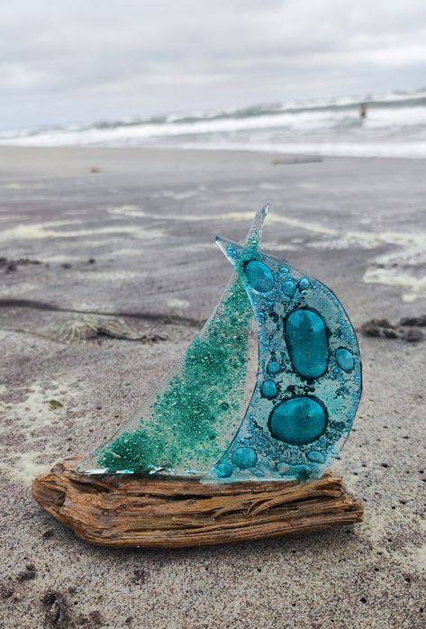 Facebook Vitrofusion Ideas, Suncatcher Ideas, Glass Boat, Sea Glass Art Projects, Fused Glass Dishes, Fused Glass Artwork, Beach Shells, Glass Fusing Projects, Glass Art Projects