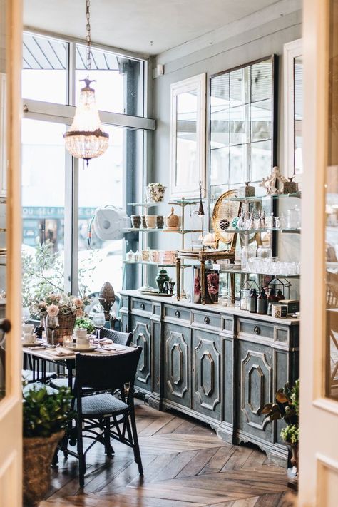 Statement Wall Ideas, Parisian Style Kitchen, French Bistro Kitchen, Parisian Style Interior, Bistro Decor, Interior Design Course, Parisian Kitchen, Kitchen French, Bistro Kitchen