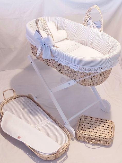 Baby Bassinets, Baby Zimmer, Natural Baskets, Disney Art Drawings, Newborn Baby Photos, Baby Necessities, Baby Room Design, Baby Bassinet, Moses Basket