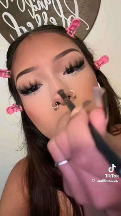 Latina Contour Makeup, How To Do Latina Makeup Step By Step, Baddie Nose Contour, Lvsqqu Makeup Tutorial, Latina Lip Combo Tutorial, Copy And Paste Latina Eyebrow Tutorial, Mexican Style Makeup, How To Bake Make Up Makeup Tutorials, Black Latina Makeup