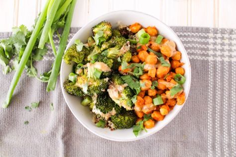 Spicy buffalo-style roasted chickpeas and broccoli served over quinoa and topped with an easy homemade honey mustard tahini sauce. Chickpea And Broccoli, Broccoli Bowl, Chickpea Bowl, Buffalo Chickpea, Roasted Chickpea, Homemade Honey Mustard, Vegetarian Lunch, Tahini Sauce, Diet Vegetarian