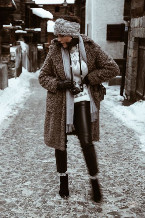 swiss style diary // what to wear in switzerland Zermatt Switzerland Winter, Drinking Outfit, Alpine Chic, Apres Ski Outfits, Outfit Inso, Ski Outfit, Stylish Winter Outfits, Glam Outfit, Skiing Outfit