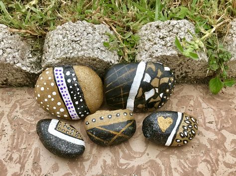 Gold And Silver Painted Rocks, Gold Painted Rocks, Painted Rocks Black Background, Paint Rocks, Silver Paint, Paint Rock, Rock Painting Art, Painted Stones, Gold Paint