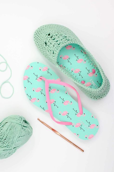 Yay summer! Make warm weather crochet slippers with a cheap pair of flip flops in this free pattern and video tutorial. Rajutan Sandal, Crochet Flip Flop Pattern, Sandal Rajut, Cheap Flip Flops, Crochet Flip Flops, Make And Do Crew, Pattern Flip Flops, Crochet Slippers Free Pattern, Crochet Shoes Pattern